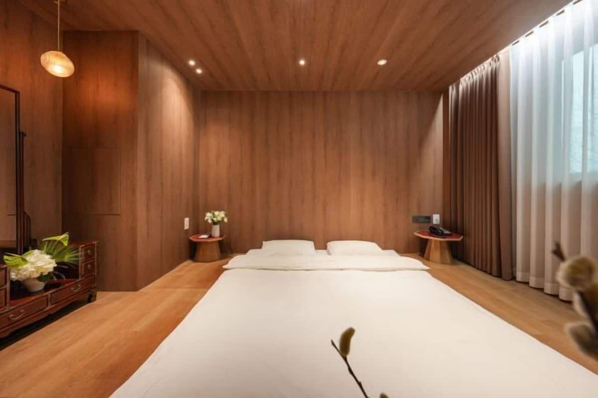 Ropa de cama de alta calidad y caja de seguridad en la habitación