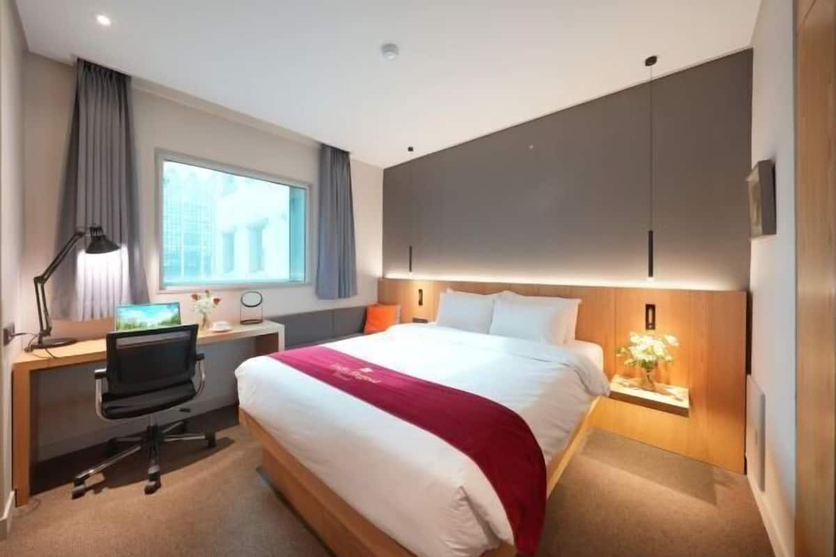 Premium bedding, in-room safe, desk, blackout drapes