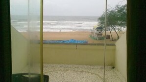 Un balcón con vista a la playa y el océano.
