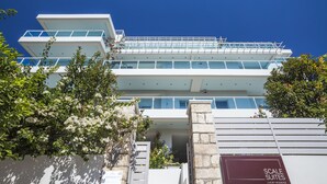 Un immeuble moderne avec une enseigne indiquant « Scale Suites, résidence de luxe ».