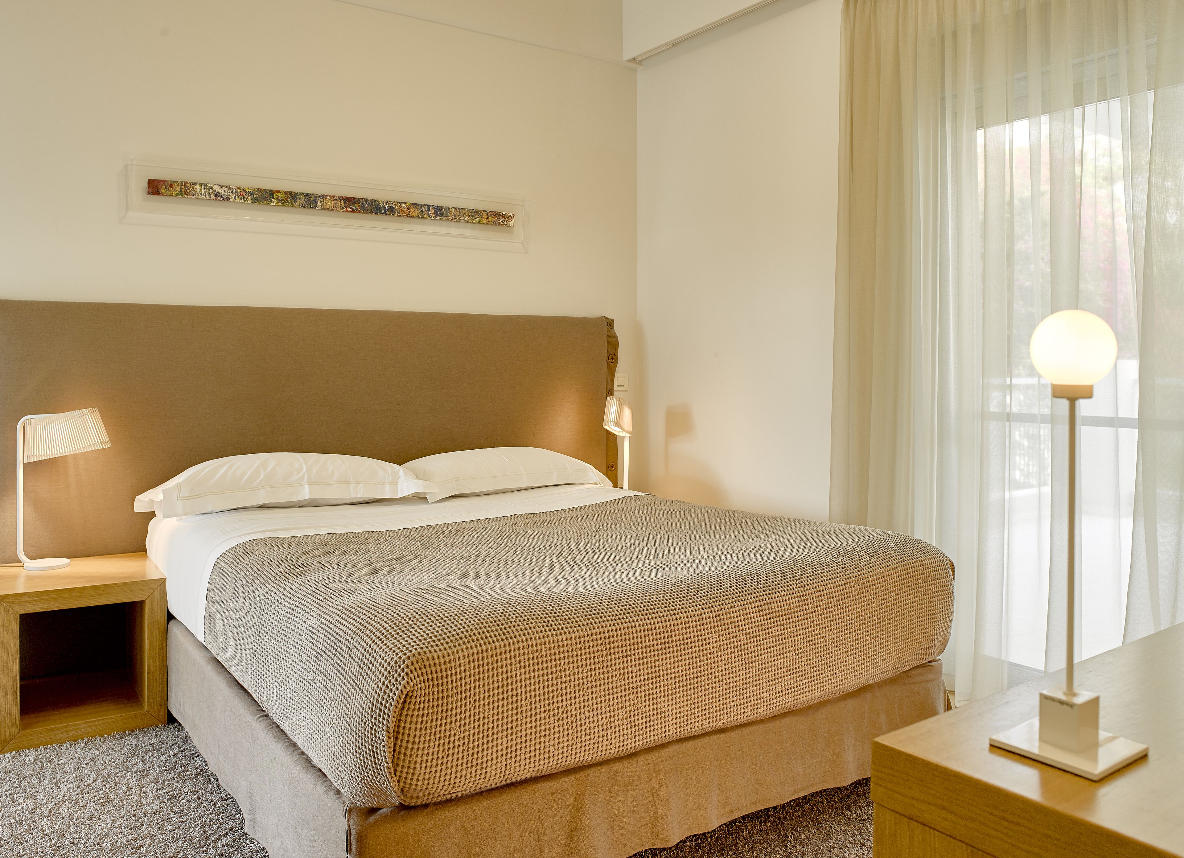 Sängtillbehör av högsta kvalitet och värdeförvaringsskåp på rummet