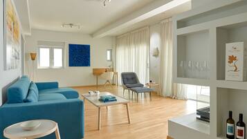 Attico Executive, 2 camere da letto, vista mare | Soggiorno | TV a schermo piatto 32 pollici con canali via cavo, TV, caminetto