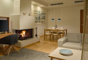 Prestige Suite | 거실 | 케이블 채널 시청이 가능한 32인치 평면 TV, TV, 벽난로