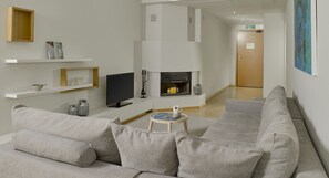 Comfort Suite | Oppholdsrom | En 32-tommers Flatskjerm-TV med kabel-kanaler samt TV og peis