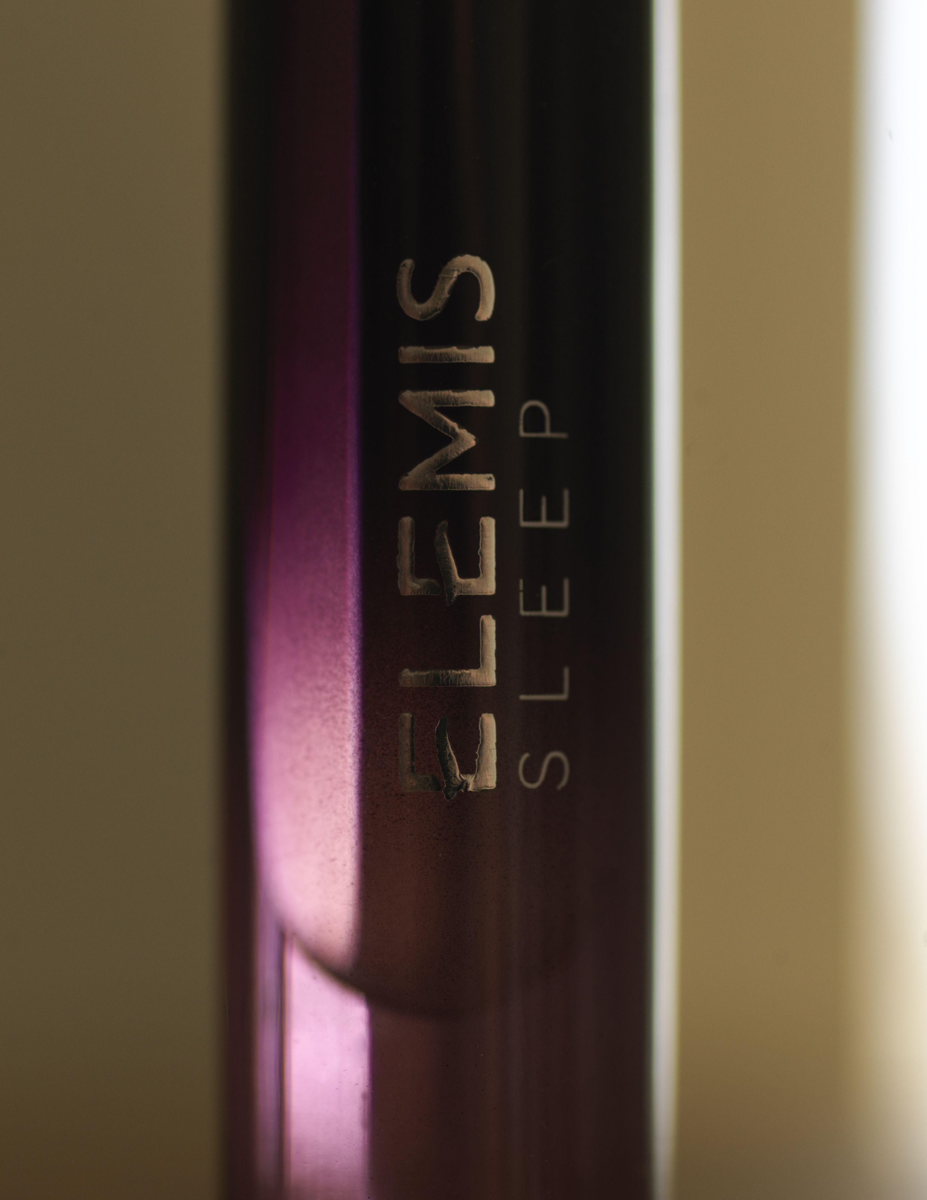 Primer plano de una botella con el texto "ELEMIS SLEEP" grabado.