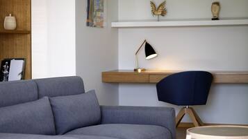 Grand Suite | Oppholdsrom | En 32-tommers Flatskjerm-TV med kabel-kanaler samt TV og peis