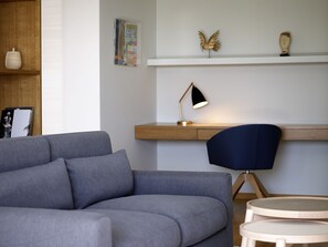 Grand Suite | Oppholdsrom | En 32-tommers Flatskjerm-TV med kabel-kanaler samt TV og peis