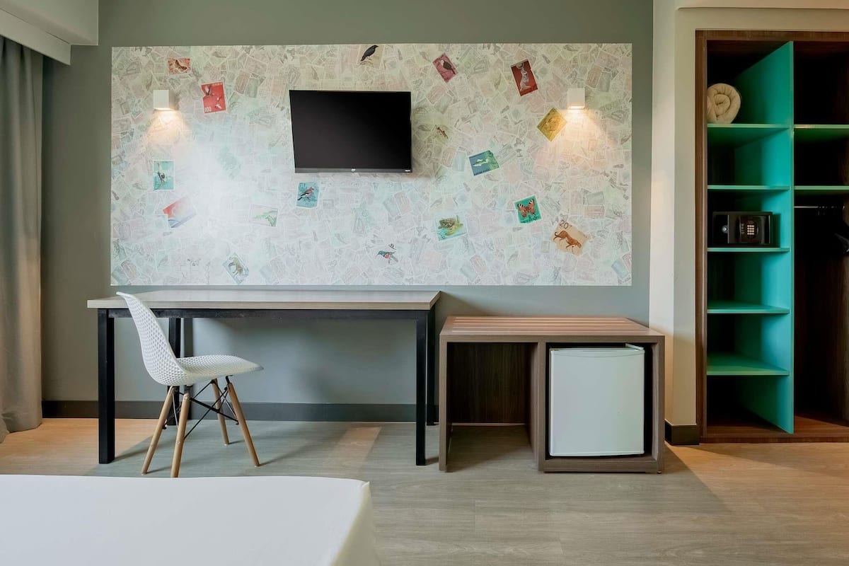 Quarto standard, 1 cama de casal, acessível (Accessible) | Frigobar, cofres nos quartos, escrivaninha