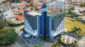 A modern hotel with a central tower and two wings, surrounded by a residential area. - Ibis Styles Sorocaba Santa Rosalia (Sorocaba)