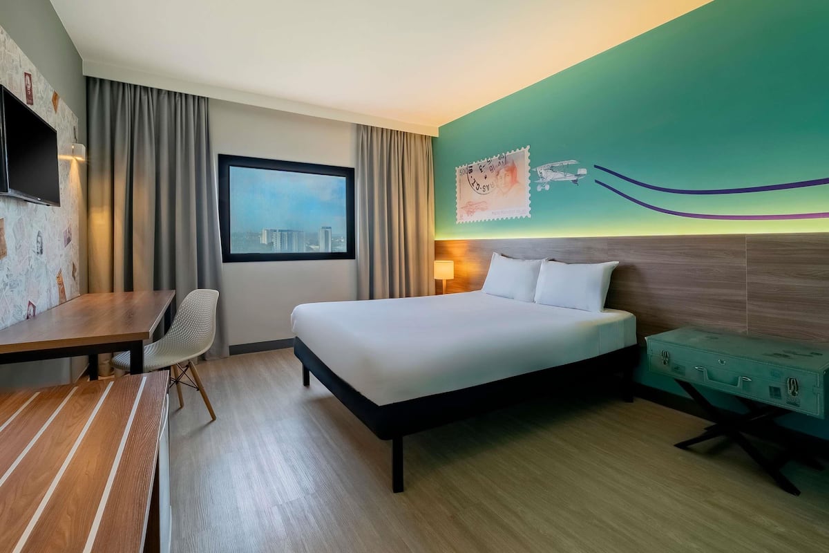 Standard Room, 1 Double Bed | Minibar, in-room safe, desk, blackout drapes