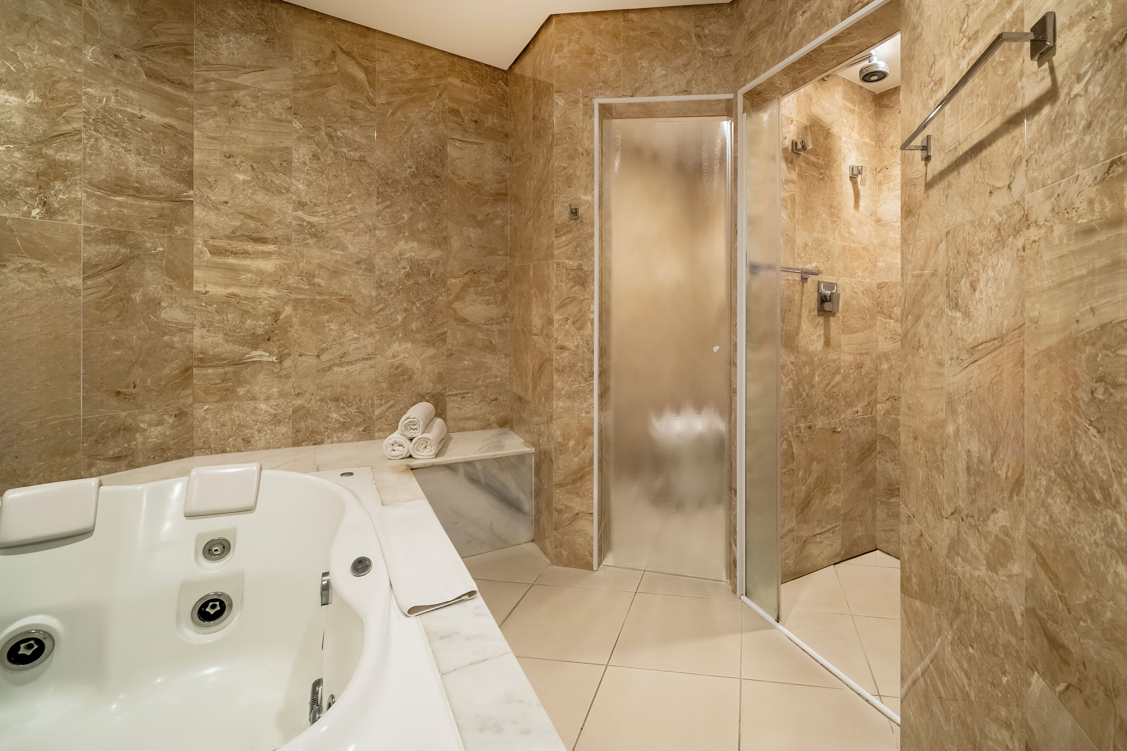 Quarto superior, 1 cama Queen | Banheiro | Produtos de toalete biodegradáveis, secador de cabelo, toalhas de banho 