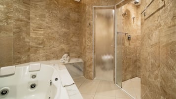 Quarto superior, 1 cama Queen | Banheiro | Produtos de toalete biodegradáveis, secador de cabelo, toalhas de banho