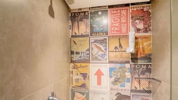 Minibár, széf a szobában, íróasztal és sötétítőfüggöny
