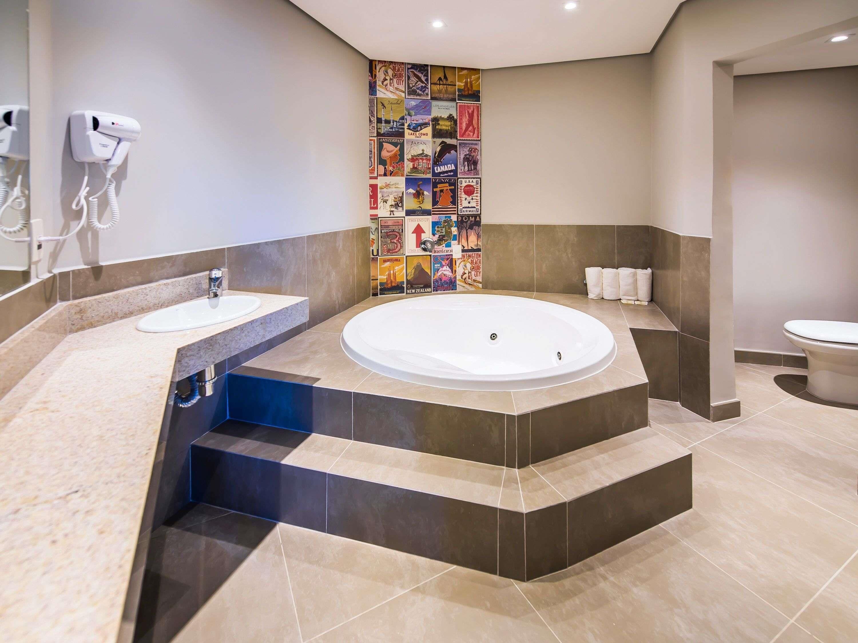 Superior Room, 1 Queen Bed | Minibar, in-room safe, desk, laptop workspace