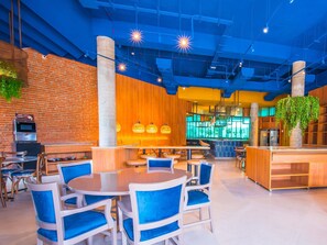 Petit déjeuner et dîner servis sur place