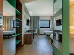 Minibar, coffres-forts dans les chambres, bureau, rideaux occultants