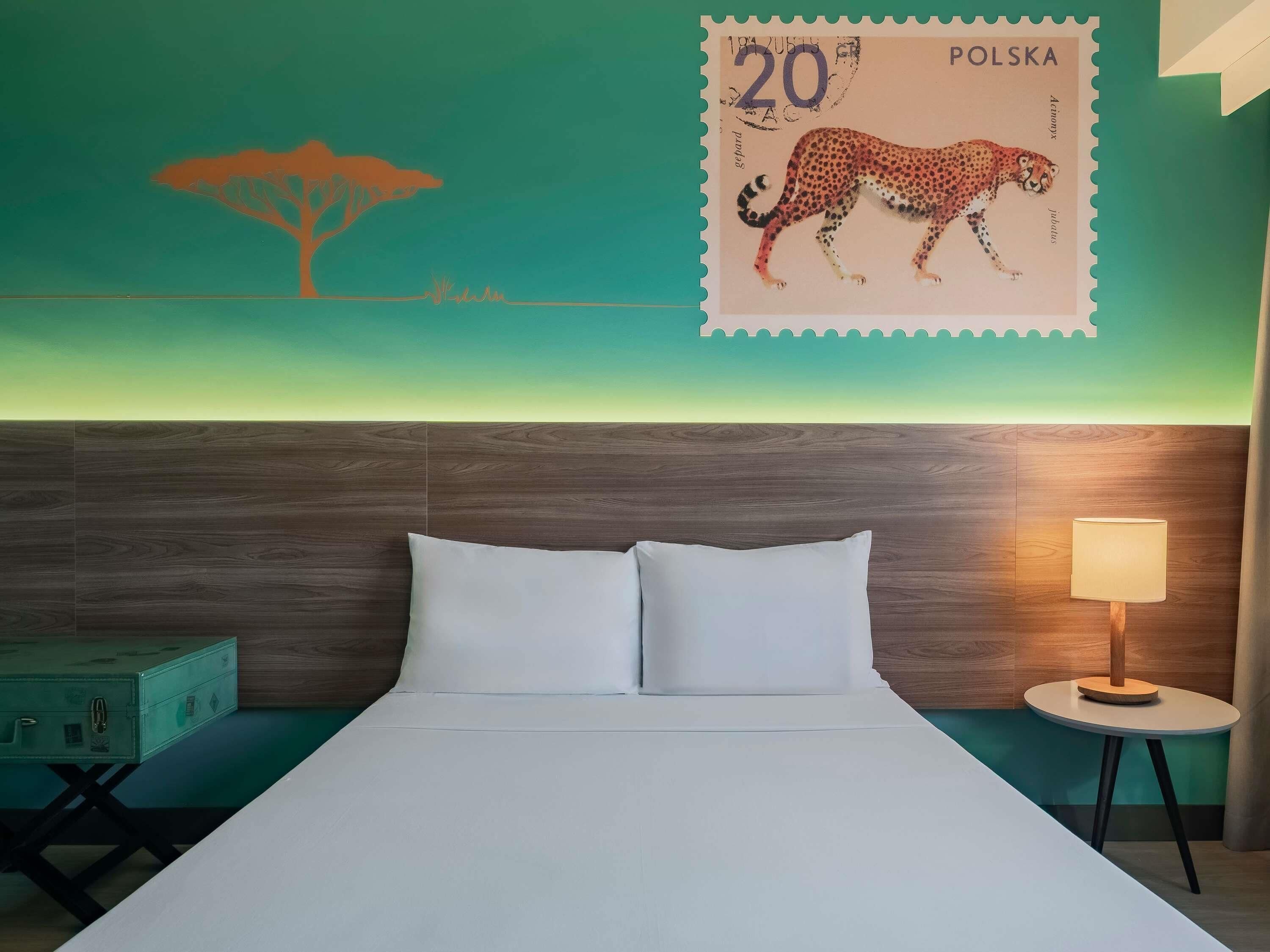 Standard-huone, 1 parisänky, esteetön (Accessible) | Minibaari, tallelokero huoneessa, työpöytä