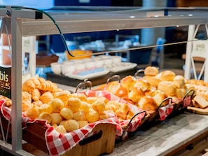 Petit déjeuner buffet (51 BRL par personne)