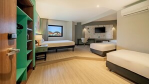 A modern hotel room with two beds, a desk, a chair, and a TV mounted on the wall. - Ibis Styles Sorocaba Santa Rosalia (Sorocaba)