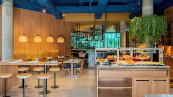 Daily buffet breakfast (BRL 51 per person)