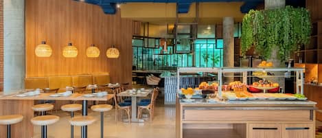 Petit déjeuner buffet (51 BRL par personne)