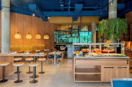 Daily buffet breakfast (BRL 51 per person)