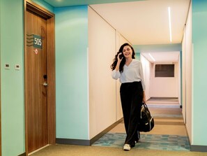 A hotel hallway with doors numbered 503 and 505, a carpeted floor, and a light fixture on the ceiling. - Ibis Styles Sorocaba Santa Rosalia (Sorocaba)