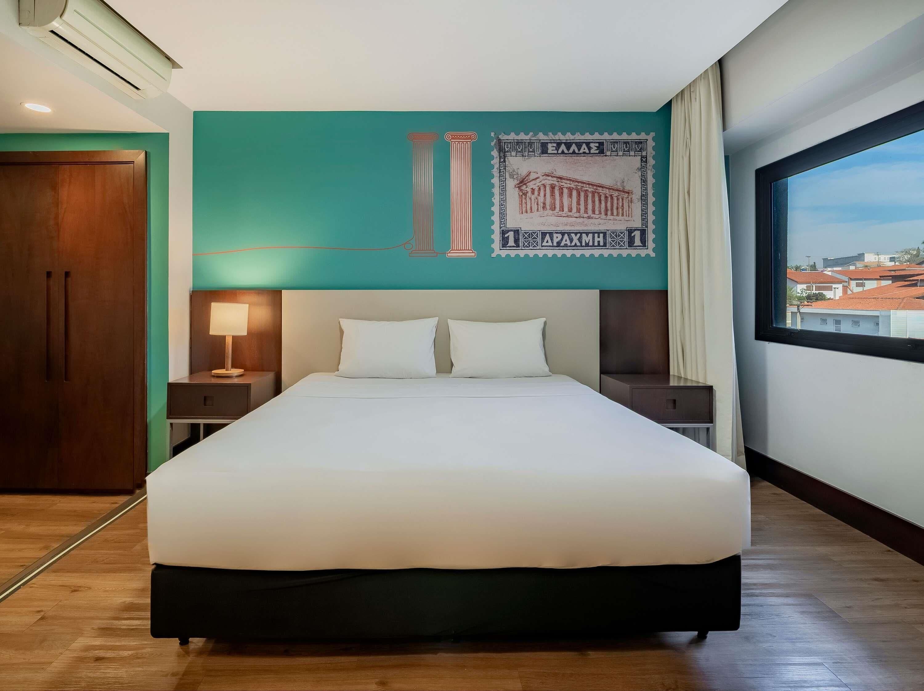 Superior-huone, 1 keskisuuri parisänky | Minibaari, tallelokero huoneessa, työpöytä