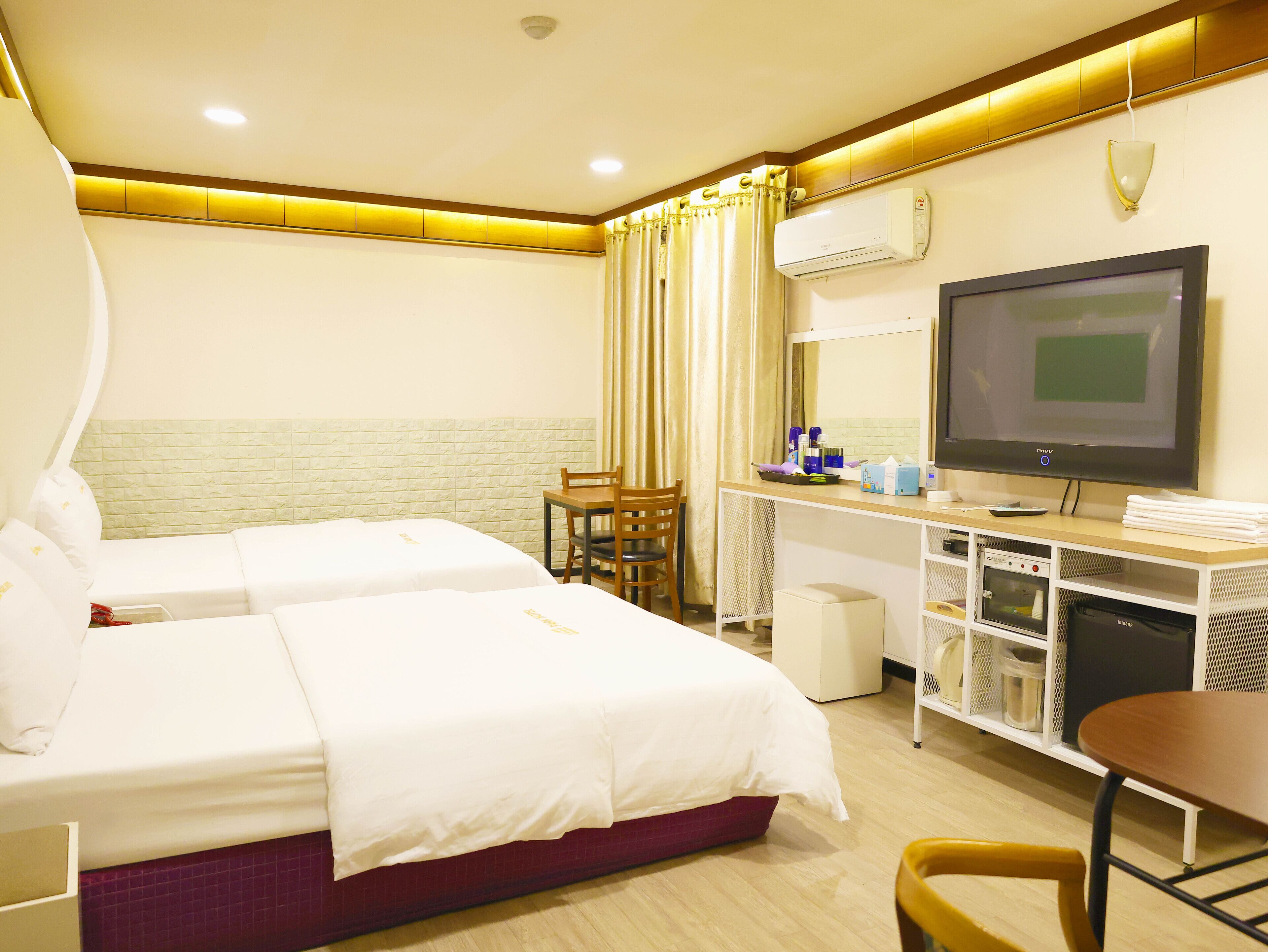 Deluxe Twin Room | Premium bedding, rollaway beds, free WiFi, bed sheets
