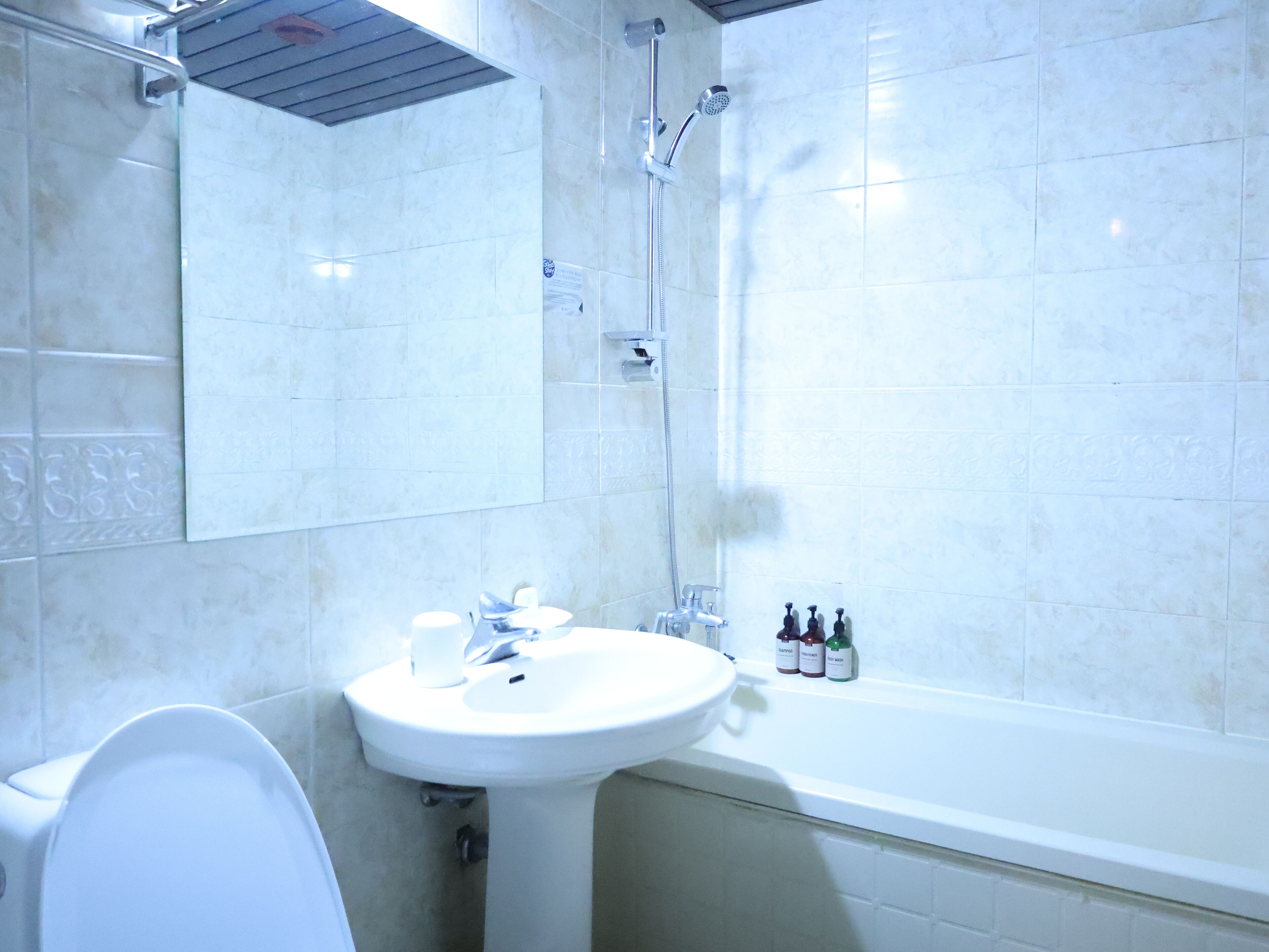 Deluxe Twin Room | Bathroom | Deep soaking tub, hair dryer, slippers, towels