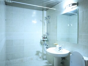Deluxe Double Room | Bathroom - Andong Park Hotel (Andong)