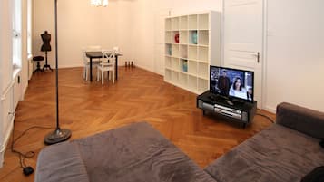 Phòng Deluxe | Khu phòng khách | TV màn hình phẳng 70-cm có truyền hình kỹ thuật số, TV LCD, đầu đĩa DVD