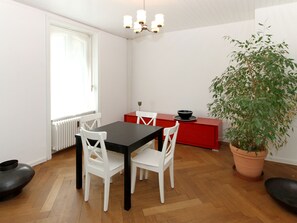 Deluxe Room | In-room dining