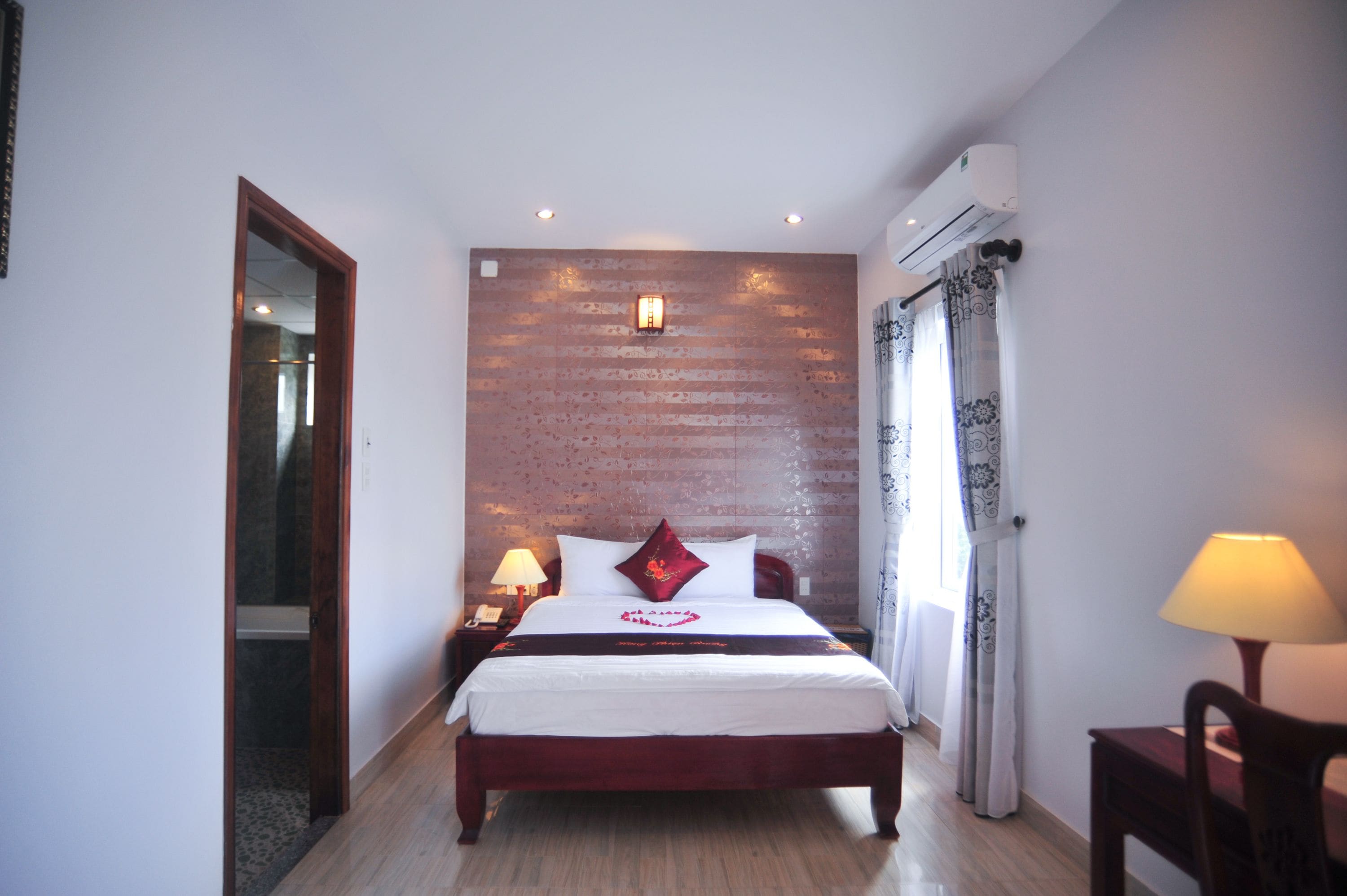 deluxe room | 1 bedroom, down duvets, pillow-top beds, minibar