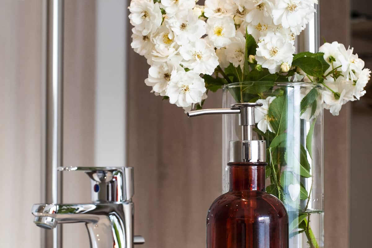 single room | premium bedding, in-room safe, desk, laptop workspace