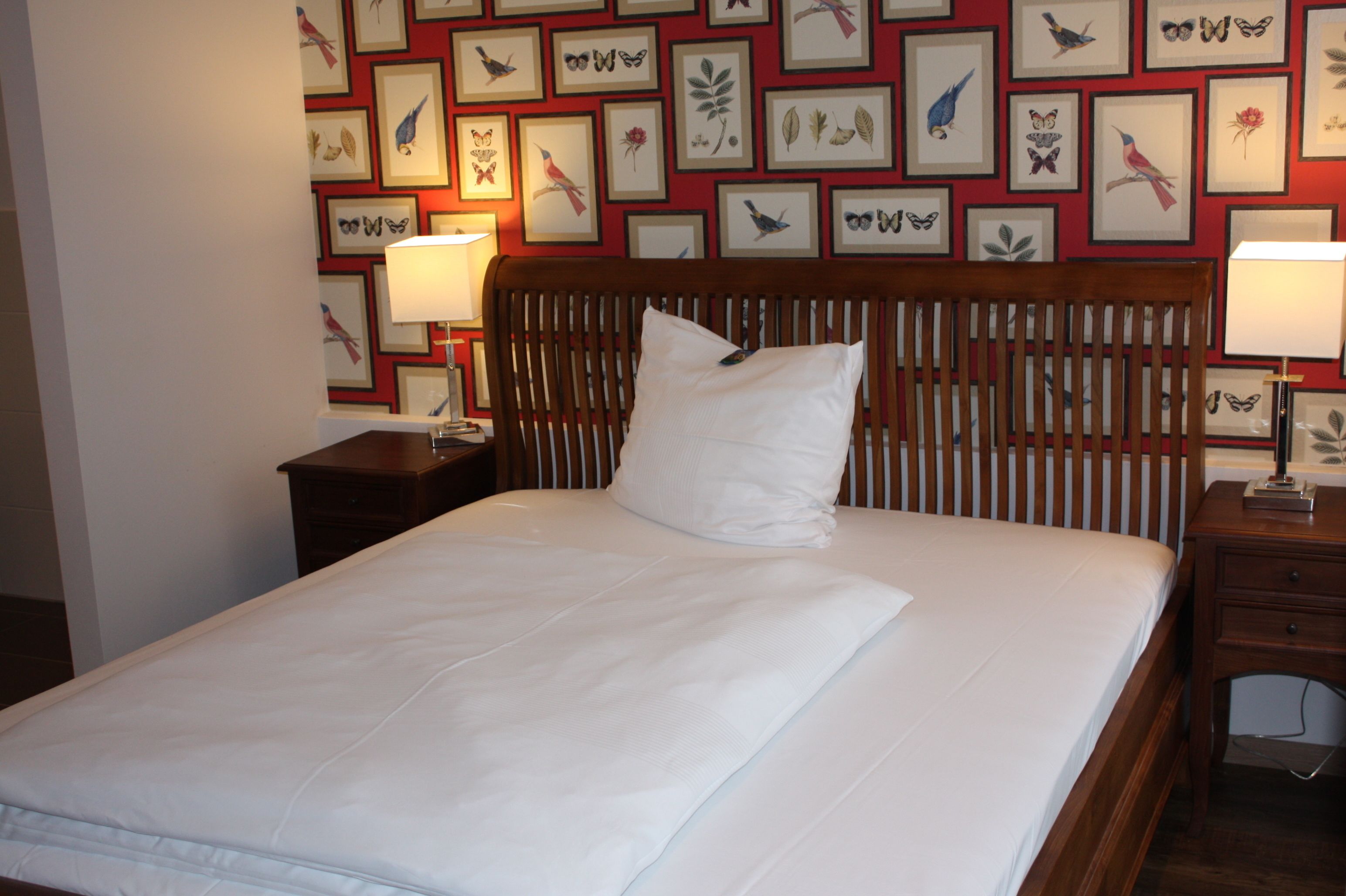 single room | premium bedding, in-room safe, desk, laptop workspace