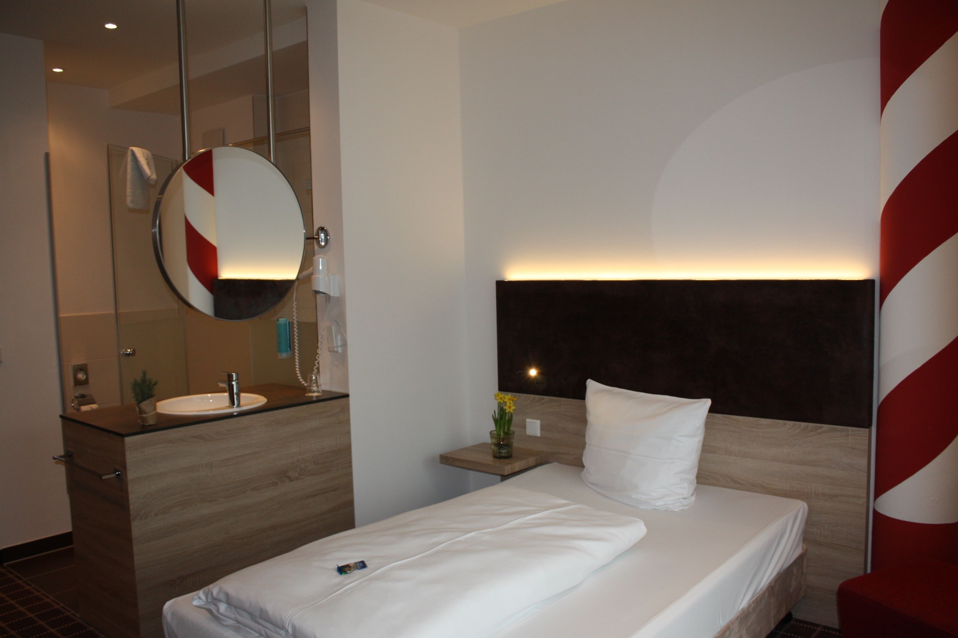 single room | premium bedding, in-room safe, desk, laptop workspace