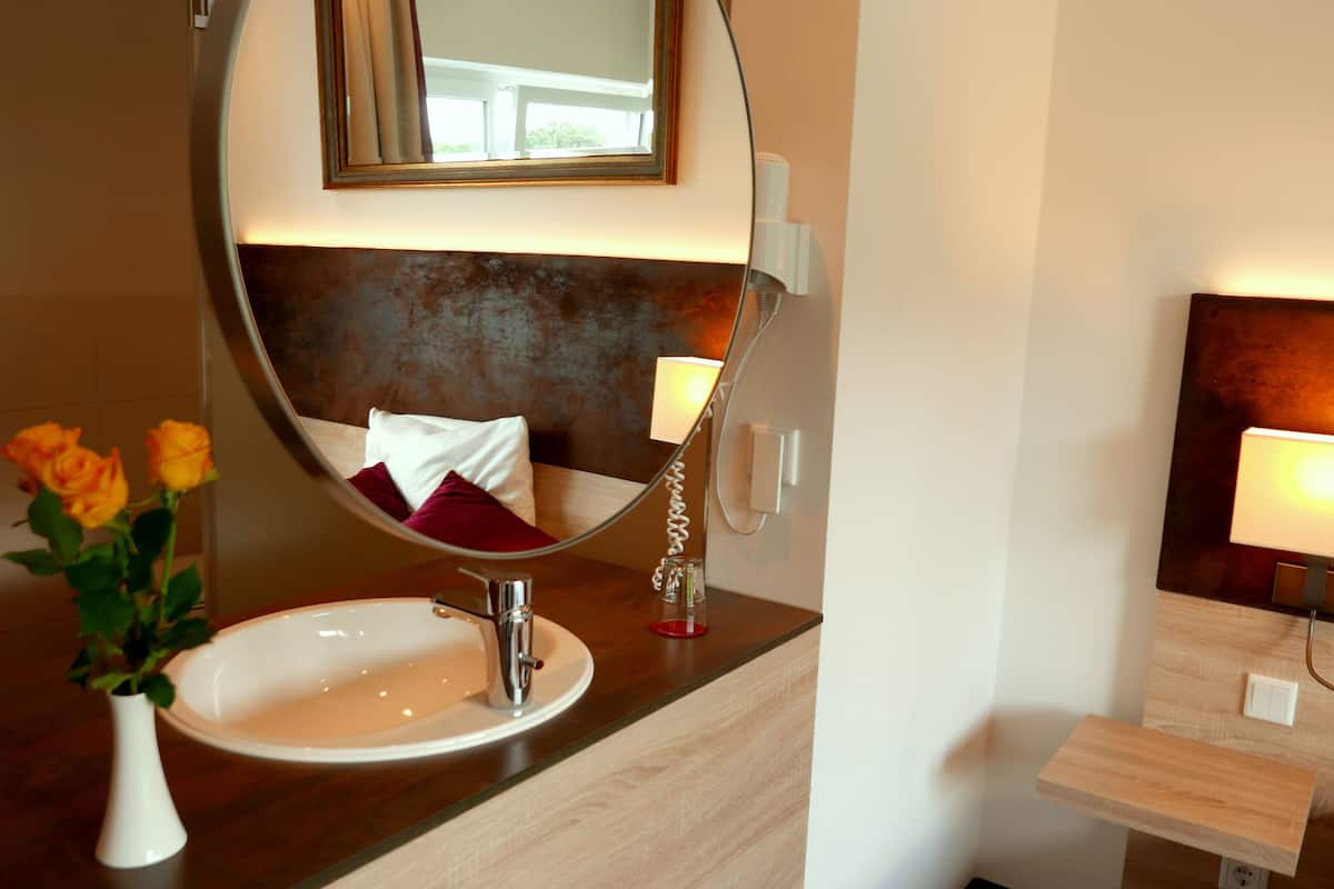 single room | bathroom amenities | shower, free toiletries, hair dryer, bathrobes
