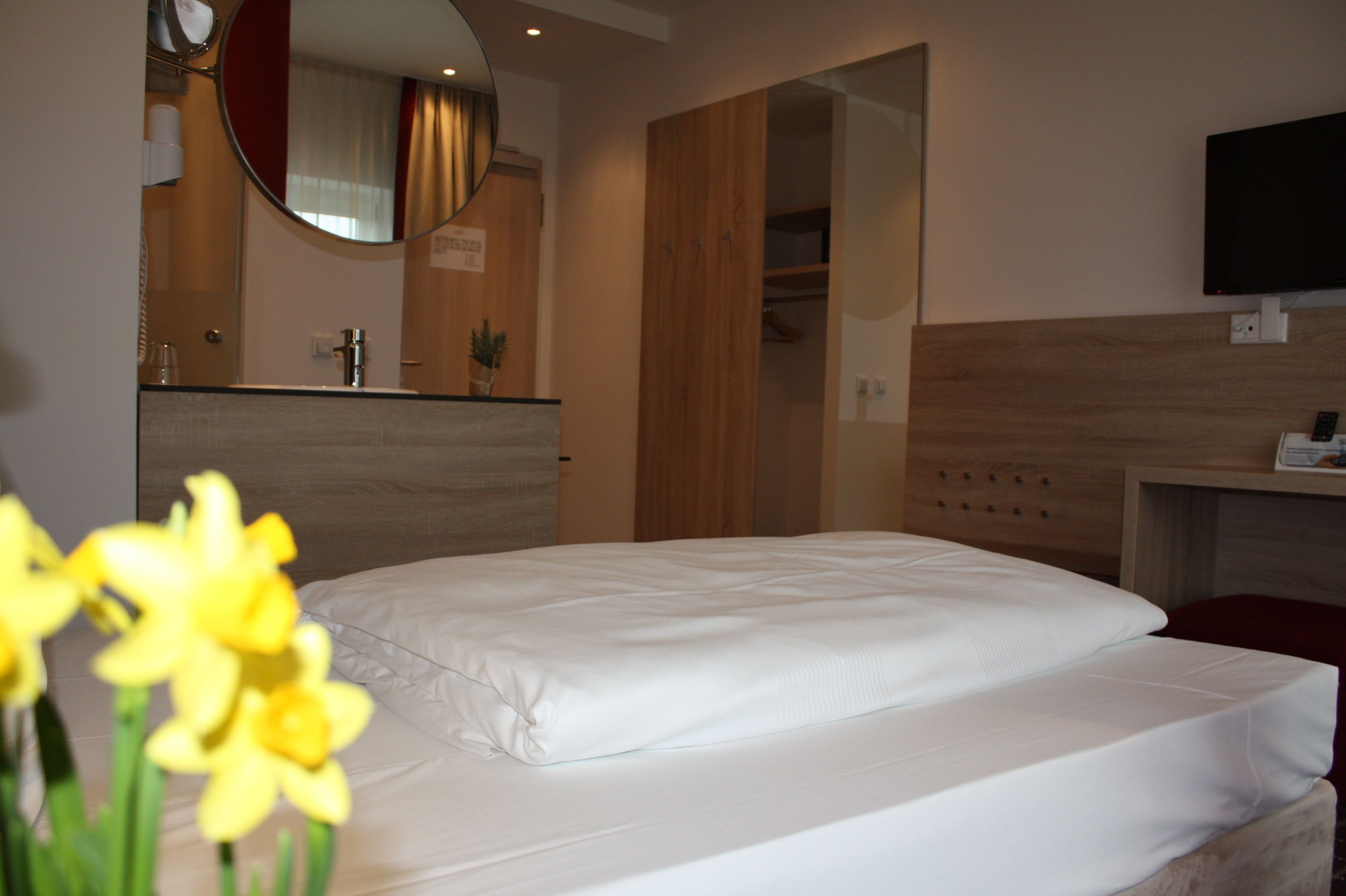 single room | premium bedding, in-room safe, desk, laptop workspace