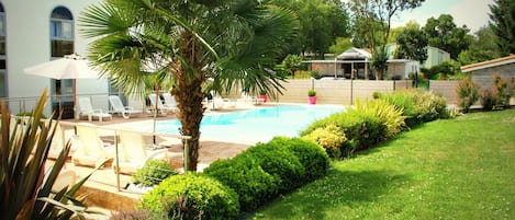 Piscine extérieure, chaises longues