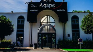 A hotel entrance with a sign reading "Hotel Agape" and "Jewel Box Hotel." - Agape Hotel (Bessines)