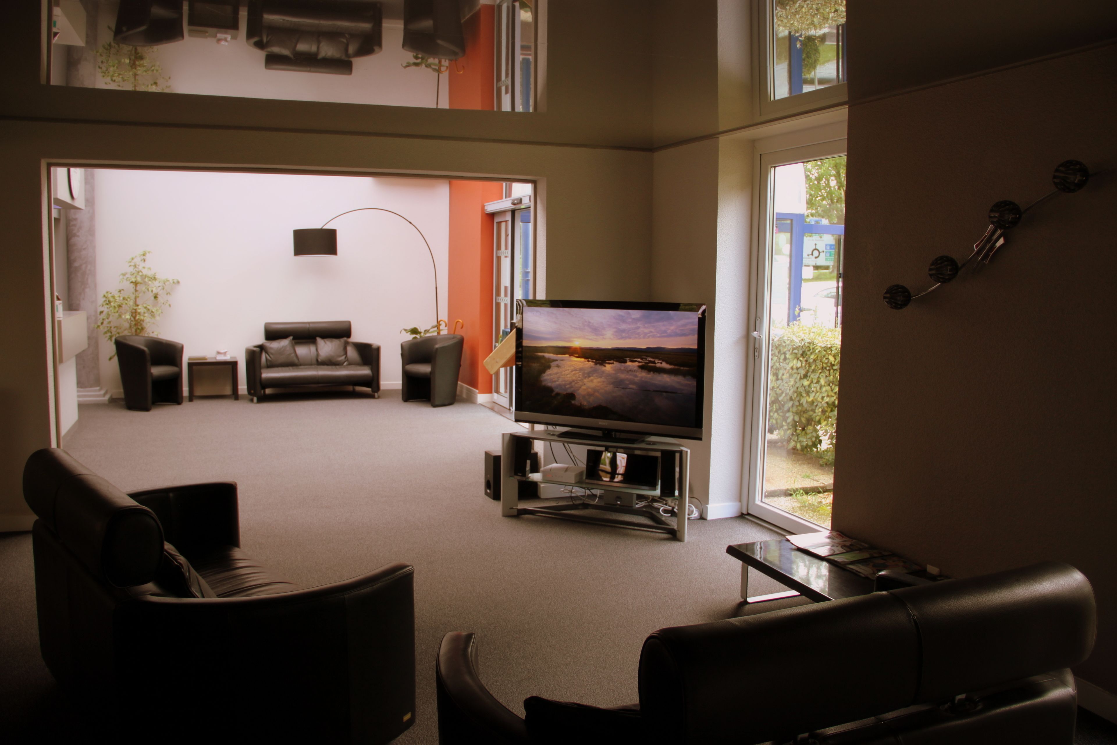 pool views, serves breakfast