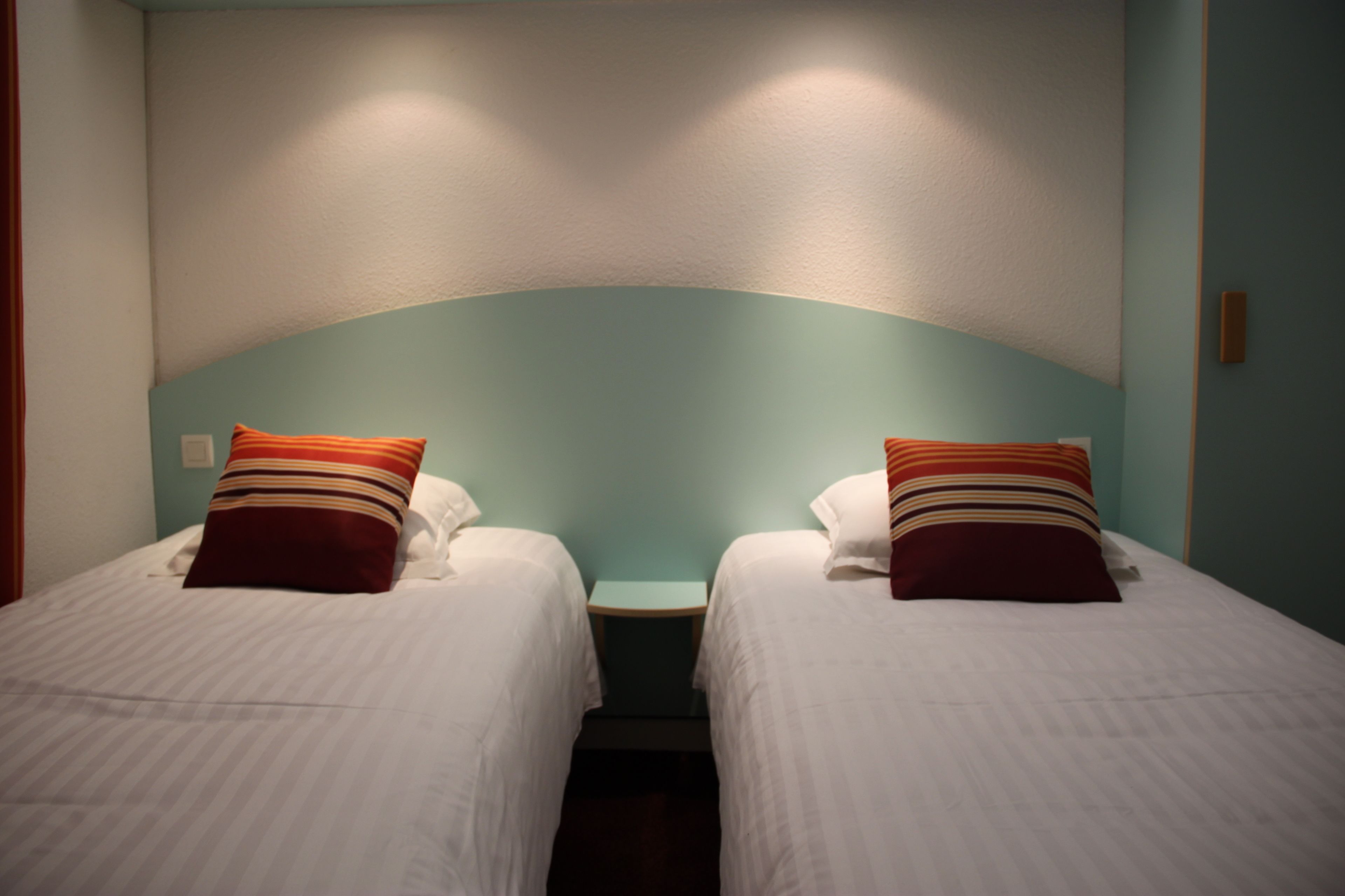 1 bedroom, desk, soundproofing