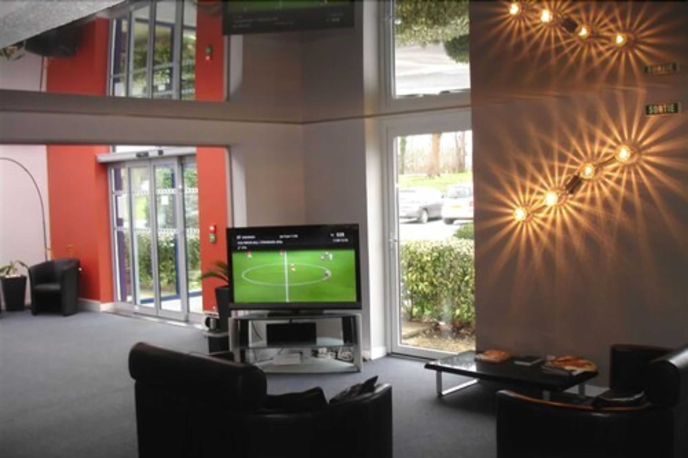 Vue sur la piscine ; sert le petit déjeuner