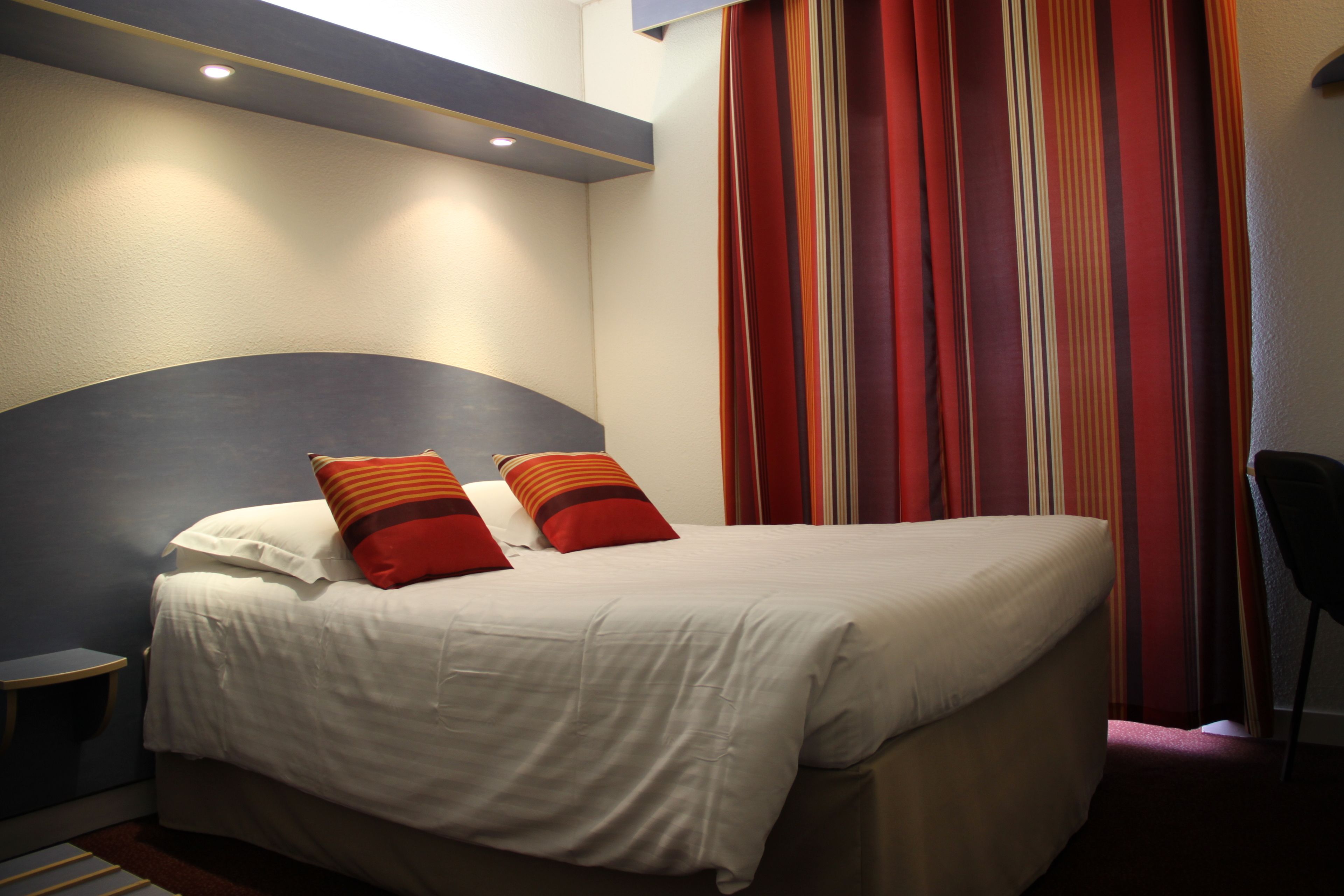 1 bedroom, desk, soundproofing