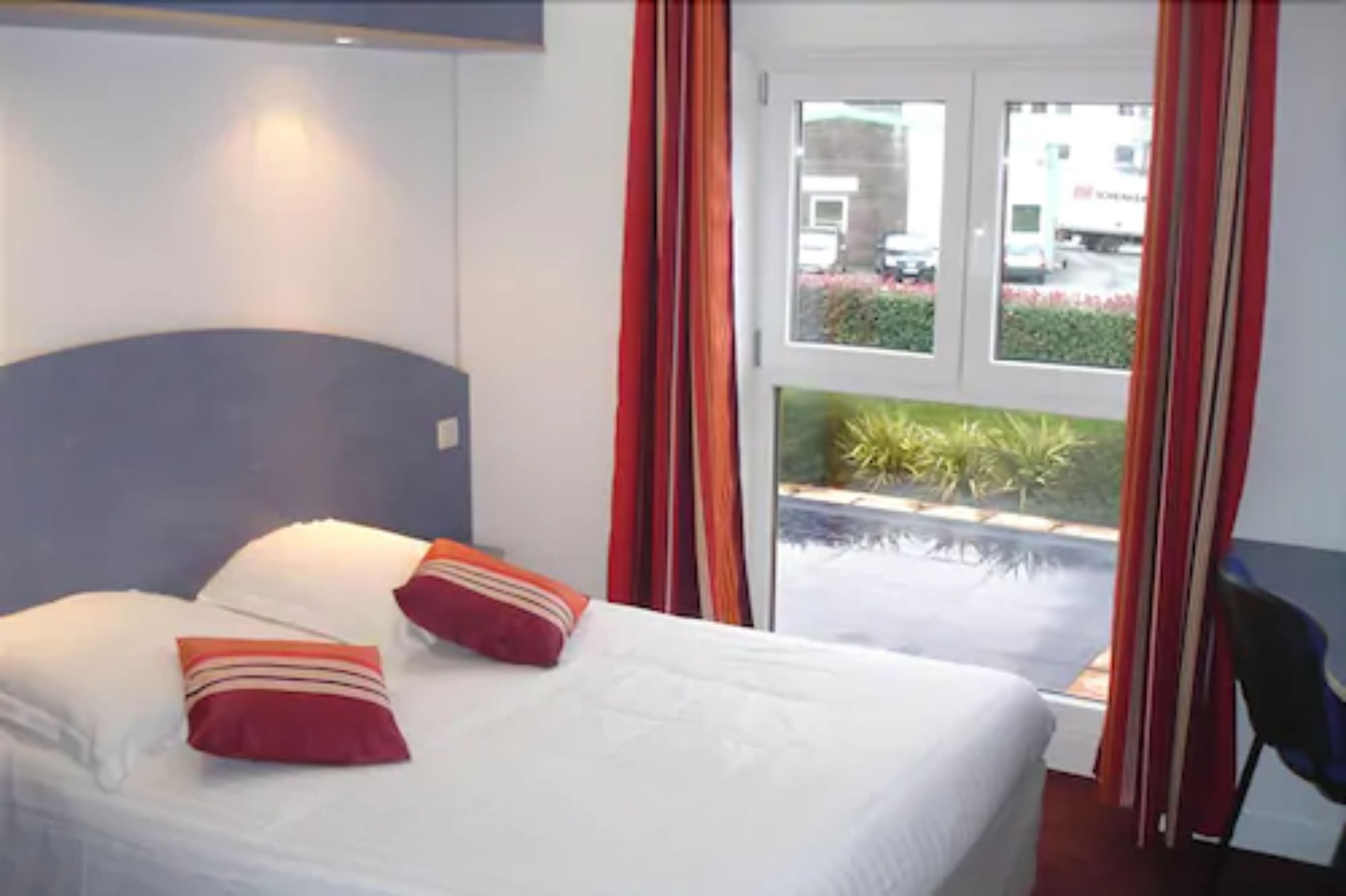 1 bedroom, desk, soundproofing