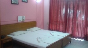 豪華客房 (Non AC) | 房內夾萬、書桌