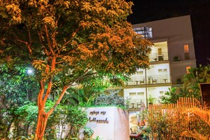 Outdoor pool, pool umbrellas, pool loungers - G&Z Urban Hotel (Siem Reap)