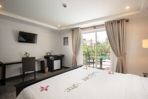 Deluxe Double Room, Pool View (Free Pick Up)