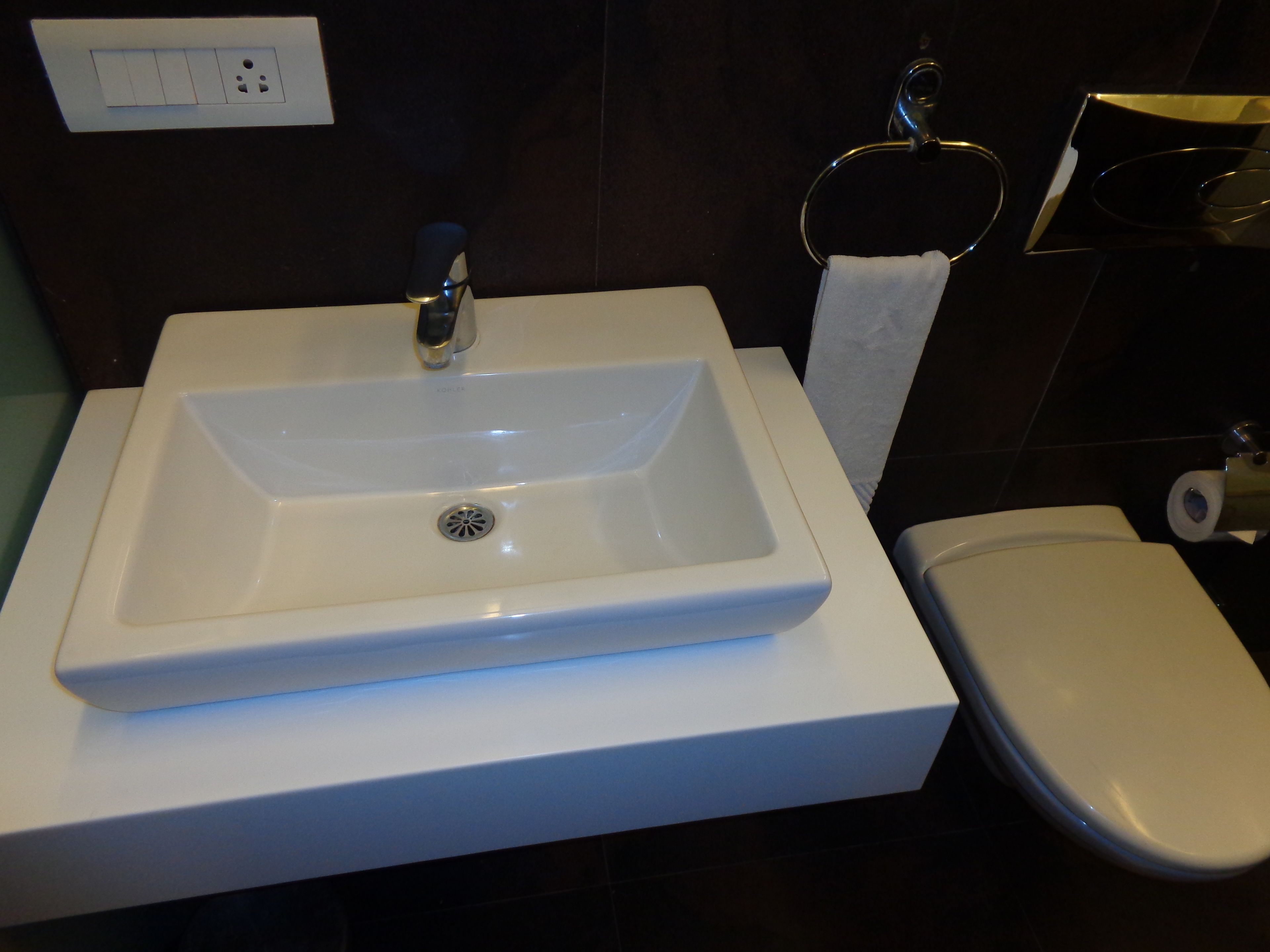 standard room | bathroom | shower, rainfall showerhead, free toiletries, hair dryer